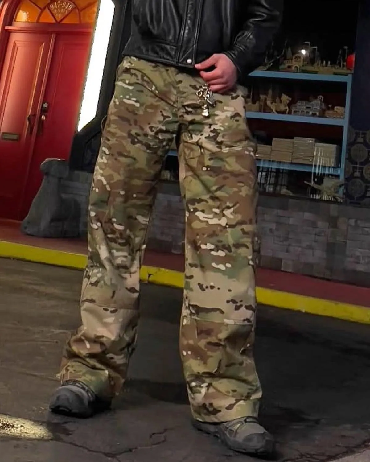 Men's Baggy Camo Cargo Pants Casual Relaxed Fit Wide Leg Straight Trousers Zipper Hip Hop Pants with Multi Pockets